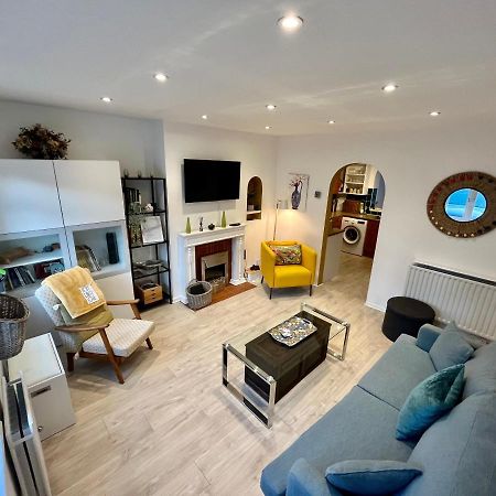 Entire 3 Bed House Weybridge Brooklands, London Villa Byfleet ภายนอก รูปภาพ