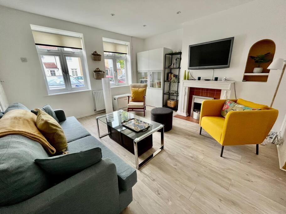 Entire 3 Bed House Weybridge Brooklands, London Villa Byfleet ภายนอก รูปภาพ