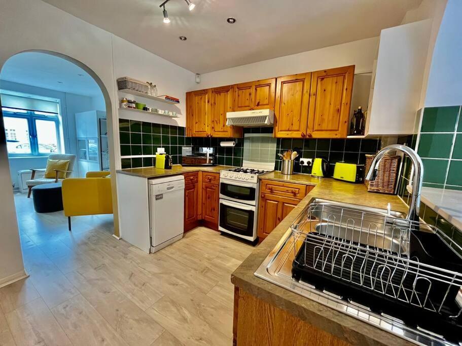 Entire 3 Bed House Weybridge Brooklands, London Villa Byfleet ภายนอก รูปภาพ