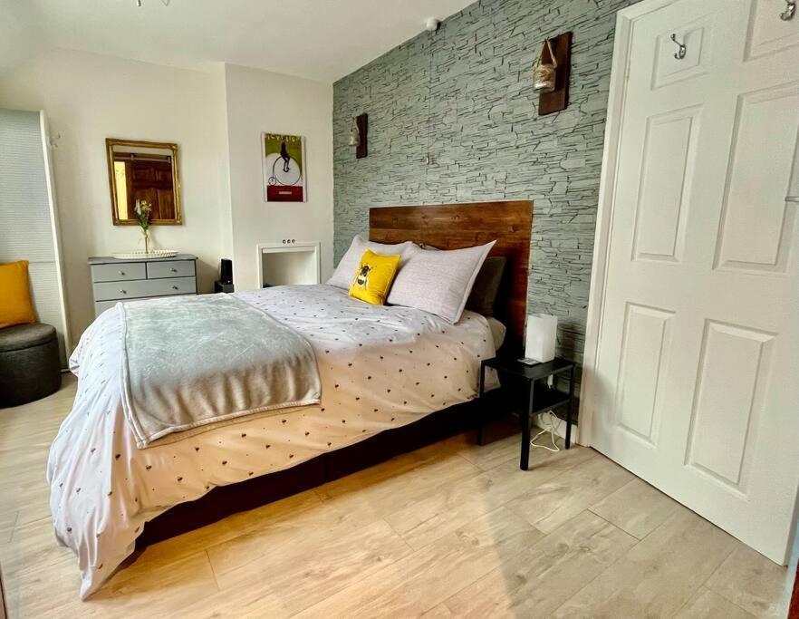 Entire 3 Bed House Weybridge Brooklands, London Villa Byfleet ภายนอก รูปภาพ