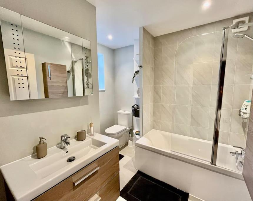 Entire 3 Bed House Weybridge Brooklands, London Villa Byfleet ภายนอก รูปภาพ