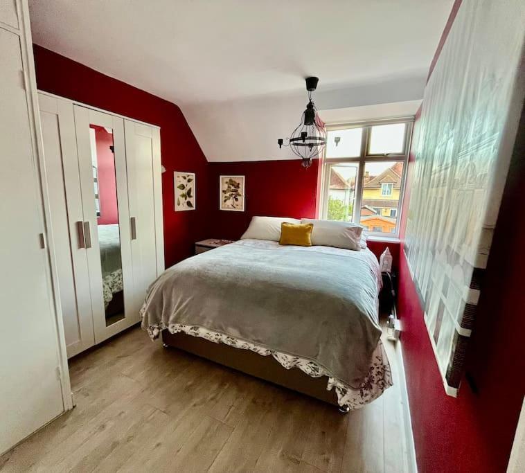 Entire 3 Bed House Weybridge Brooklands, London Villa Byfleet ภายนอก รูปภาพ
