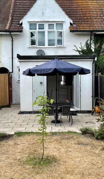 Entire 3 Bed House Weybridge Brooklands, London Villa Byfleet ภายนอก รูปภาพ