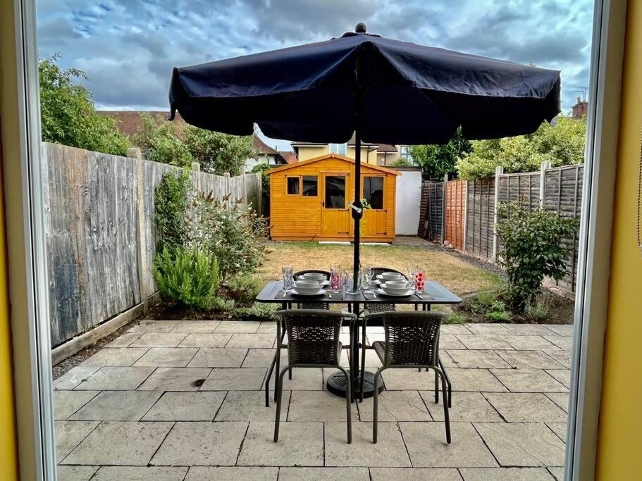 Entire 3 Bed House Weybridge Brooklands, London Villa Byfleet ภายนอก รูปภาพ