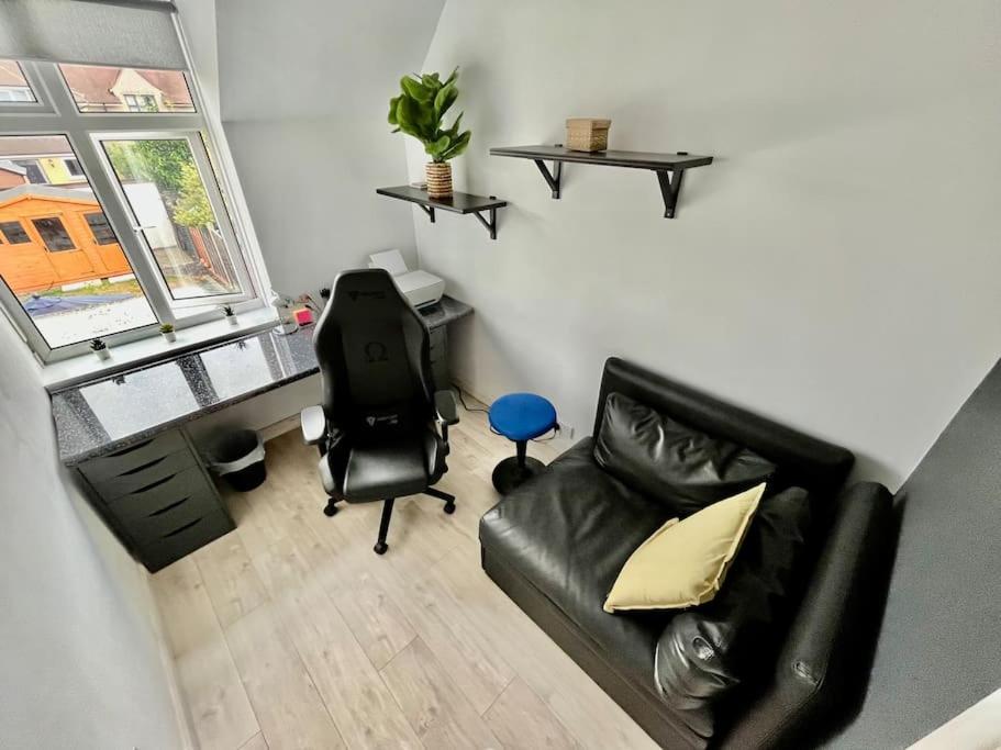 Entire 3 Bed House Weybridge Brooklands, London Villa Byfleet ภายนอก รูปภาพ