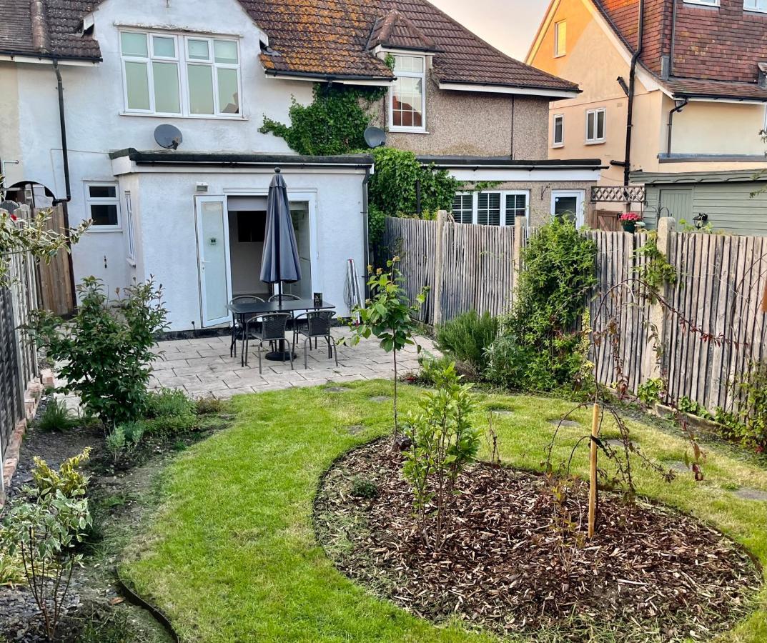 Entire 3 Bed House Weybridge Brooklands, London Villa Byfleet ภายนอก รูปภาพ