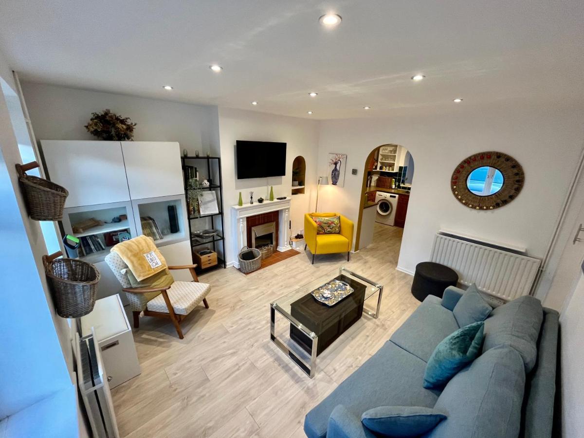 Entire 3 Bed House Weybridge Brooklands, London Villa Byfleet ภายนอก รูปภาพ